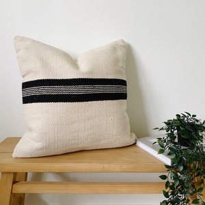 Neutraal en zwart kelimkussen, gestreepte kussensloop, boerderijkussen, boho kussens, decoratieve moderne kussenslopen, kussenhoes