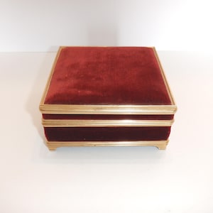 Velvet Jewelry Box, Plays Music