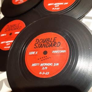 Benutzerdefinierte Schallplatte Vinyl-Untersetzer Personalisierte Hochzeitseinladungen Save The Date Expo Giveaways Geburtstags-Mittelstücke Band-Logo