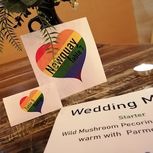 Menu de casamento Rainbow Love Heart, nome da mesa e nome do lugar Casamentos temáticos do orgulho LGBTQ, festas, eventos, decorações de mesa, cartão de nome gay personalizado