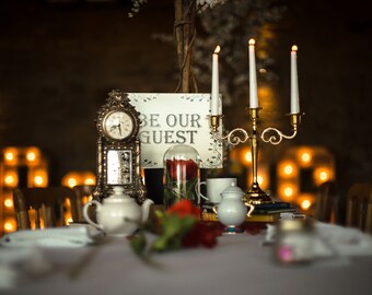 Candelabro dorado de La Bella y la Bestia, perfecto para bodas con temática de cuentos de hadas y fantasía, candelabro central