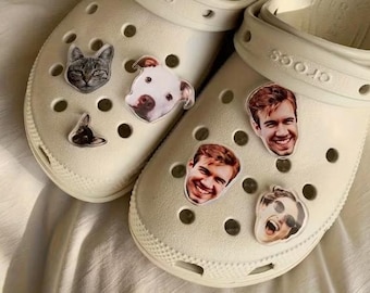 Personalisierter Acryl-Schuhanhänger mit Foto | Personalisiertes Tierportrait | Kroko Schuh Dekoration Geschenk für Sommer & Festivals