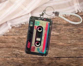 Tarjetero vintage para casete de cinta, portatarjetas deslizante para identificación y tarjetas de estudiante con cordón, regalo nostálgico y almacenamiento seguro.