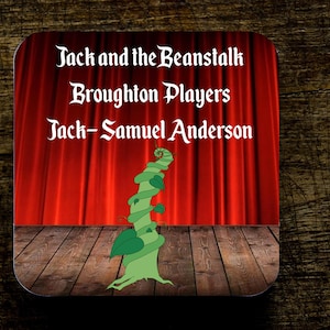 Può includere: Un sipario rosso con un pavimento di legno di fronte. Un fagiolo verde cresce dal palco. Il testo "Jack and the Beanstalk Broughton Players Jack - Samuel Anderson" è scritto sul sipario.