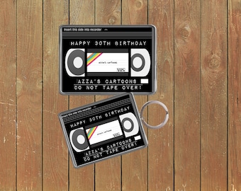 Llavero de cumpleaños VHS personalizado, regalo para fanáticos del cine retro
