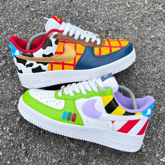 手描きのカスタムNikeスニーカー。カスタムデザインを含む様々な 