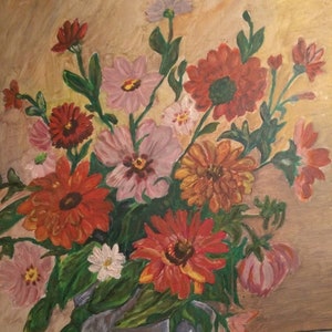 Puede incluir: Una pintura de un ramo de flores rojas, rosas y naranjas en un jarrón azul. Las flores están dispuestas en un estilo suelto y natural, y el jarrón es simple y elegante. El fondo es un marrón suave y apagado.