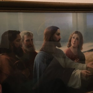 Puede incluir: Una pintura enmarcada que representa una escena de la Biblia. Jesús está en el centro de la imagen, con dos hombres y una mujer de pie a su lado. La escena está ambientada en un campo de trigo, con una ciudad lejana en el fondo.