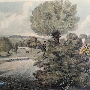 Puede incluir: Dos hombres pescando en un río con un puente en el fondo. Un hombre está de pie en la orilla, mientras que el otro está vadeando en el agua. El río está rodeado de árboles y hierba verde.