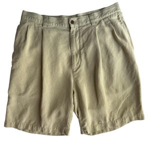 Pantalones cortos chinos plisados de seda color caqui para hombre Tommy Bahama, talla 35. Estilo casual de resort. imagen 2