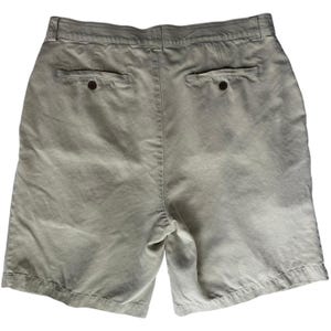 Pantalones cortos chinos plisados de seda color caqui para hombre Tommy Bahama, talla 35. Estilo casual de resort. imagen 3