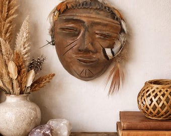 Dekoracja ścienna z maską ducha z terakoty i piórami, sygnowana