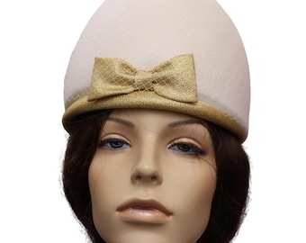 Cappellino vintage anni '60 Astre in lana bianca a forma di pillola con veletta a fiocco dorato e fascinator
