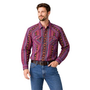Può includere: Camicia a maniche lunghe con un motivo geometrico colorato nei toni del rosso, viola e giallo. La camicia ha un colletto classico, due tasche sul petto ed è abbinata a jeans blu e una cintura marrone.