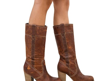 Botas Timberland Earthkeeper para mujer, de cuero marrón, con tacón bajo hasta la rodilla.