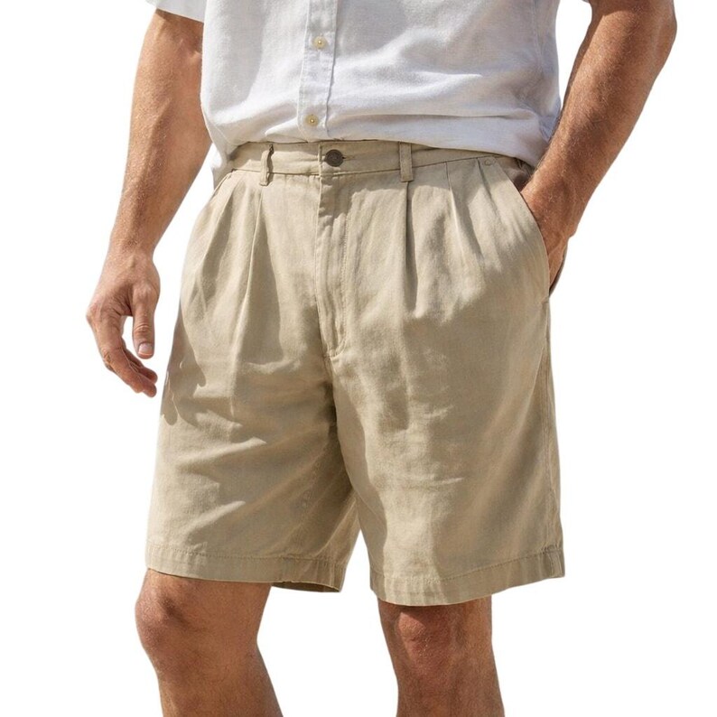 Pantalones cortos chinos plisados de seda color caqui para hombre Tommy Bahama, talla 35. Estilo casual de resort. imagen 1