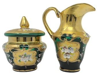 Juego vintage de azucarero y lechera de esmalte dorado verde esmeralda con diseño floral.