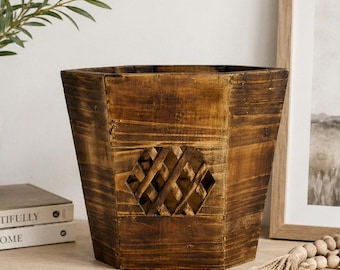 Lixeira vintage de madeira dos anos 70 com entalhes geométricos, decoração rústica.