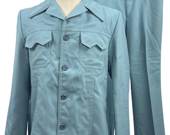 Vintage John Pomer vrijetijdspak uit de jaren 70, lichtblauw polyester, herenmaat 42, jasje, taille 33 inch.