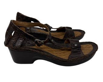 Sandalias de cuña Ariat Shalimar de piel marrón con tira en T para mujer, talla 6.5.