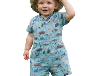 Macacão Columbia Baby tamanho 2T com estampa "Amor na Floresta" em algodão azul e manga curta.