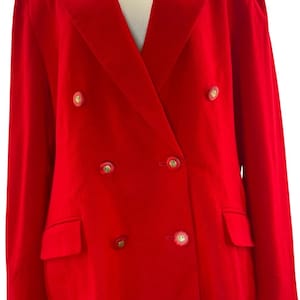 Op de afbeelding: Een felrode double-breasted blazer met goudkleurige knopen. De blazer heeft een klassieke revers, twee voorzakken en een getailleerde pasvorm. Dit bovenkledingstuk is een opvallend kledingstuk.