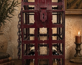 Botellero antiguo de hierro forjado estilo francés con tapa abovedada y cerradura.