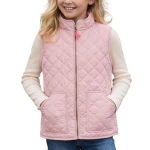 Puede incluir: Un chaleco acolchado rosa claro con cierre de cremallera completo y dos bolsillos delanteros. El chaleco tiene un cuello alzado y un pequeño adorno rosa en el tirador de la cremallera. Se lleva sobre una camisa de manga larga color crema.