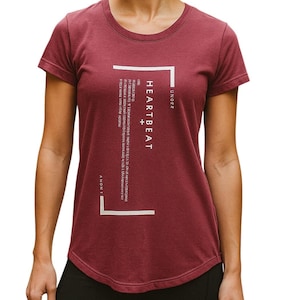 Camiseta Under Armour para mujer, talla XS, con estampado de corazón, color rosa y espalda descubierta.