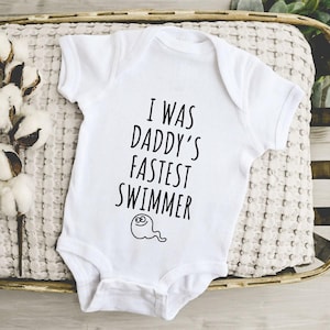 Body "Fui el nadador más rápido de papá", mono divertido para bebé, regalo para baby shower, revelación de embarazo, anuncio de bebé, regalo único para bebé