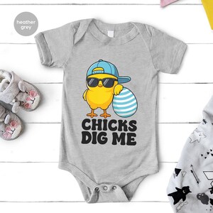 a baby bodysuit with the words chicks dig me on it