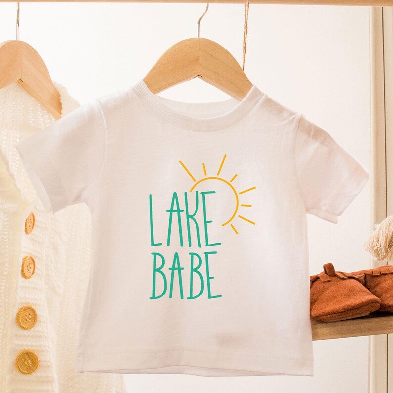 Lake Babe Onesie®, Summer Baby Onesie®, Camping Onesie®, Life is Better at the Lake Onesie®, Lake Babe Bodysuit, Adventure Onesie® Bild 4