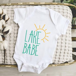 Lake Babe Onesie®, Summer Baby Onesie®, Camping Onesie®, Life is Better at the Lake Onesie®, Lake Babe Bodysuit, Adventure Onesie® Bild 1