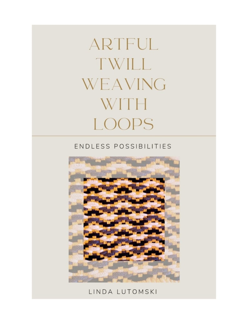 Puede incluir: Portada de libro con el t&iacute;tulo "Artful Twill Weaving with Loops: Endless Possibilities" y una imagen de una tela tejida con un patr&oacute;n geom&eacute;trico en tonos de amarillo, negro y blanco. El nombre del autor, Linda Lutomski, est&aacute; impreso en la parte inferior de la portada.