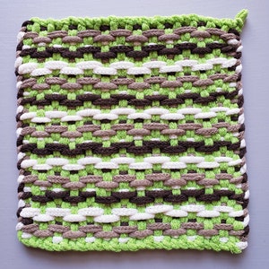 Puede incluir: Un posavasos tejido con un patr&oacute;n de rayas verdes, marrones y blancas.