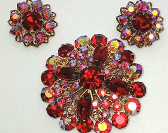 Vintage 1960er Jahre rote Aurora Borealis Strass Brosche + Ohrclips Set | Unmarkiert AB Kristallschmuck | Urlaubsglam Statement Set