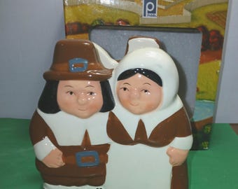 Pubix 2002 "The Pilgrim Pair" Ceramic Napkin Holder | Thanksgiving Pilgrim Couple Collectible | Fall Harvest Table Decor