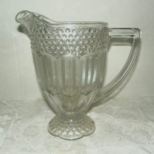 Brocca trasparente Emily’s Attic di Gorham Crystal – 1,4 litri (48 oz) in vetro con texture a rilievo – Stile vintage pesante
