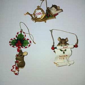 Auswahl an Charming Tail Weihnachtsornamenten