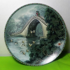 Plato de porcelana imperial de Jingdezhen, 1990, del Museo del Palacio de Pekín, con escena del puente.