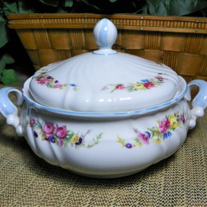 Bol à légumes rond couvert Johann Haviland motif floral avec poignées bleues