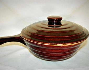 Vintage Brown Ovenproof Casserole Dish with Lid – Ribbed USA Pottery – Maple Leaf Mark – Farmhouse Kitchen Decor