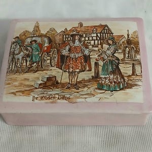 Scatola per sigarette o portaoggetti in ceramica inglese Lancaster & Hanley intitolata Ye Olden Days