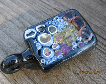 ミリースタック ダイクロイックガラスペンダント UV反応性イルミナティとブルーVスパークルバック