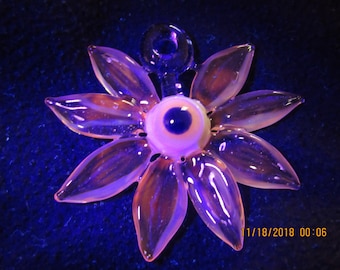 ガラスの目玉の花の彫刻ペンダント
