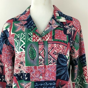 Peut inclure: Une chemise à manches longues à boutons avec un imprimé géométrique coloré comprenant du rouge, du vert, du bleu et du blanc. L'imprimé comprend des feuilles, des fleurs et des motifs abstraits.
