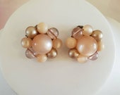 Earings 1950 39 s clip on. Glass beads, mixed with faux pearls, in a flower design. Peach mauve beige light gold colours.