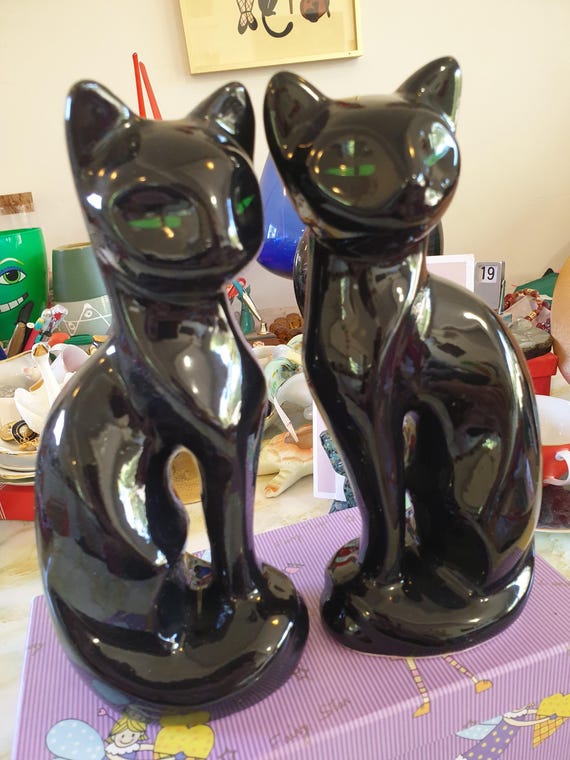 1970年代の猫の置物。緑色の目をした陶器製の黒猫のペア。台湾製