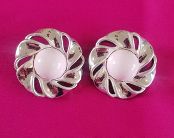 Earings 1980's clip on. Silvertone design, surrounding a pale pink acrylic centre.