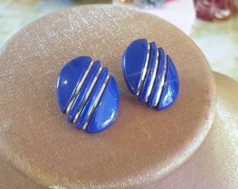 Earings 1980s clip on. Faceted blue acrylic in an oval shape, adorned with 3 gold lines.